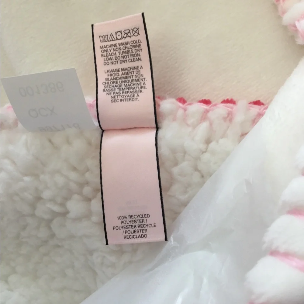 Victoria’s Secret Cozy Plush Fleece Heart Blanket NWT